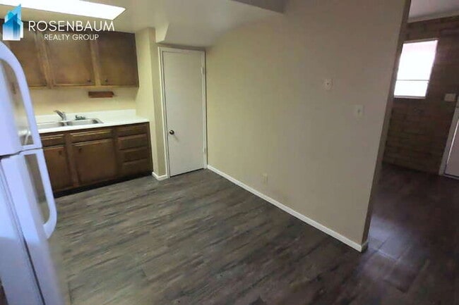 Foto del edificio - 905 S Ash Ave