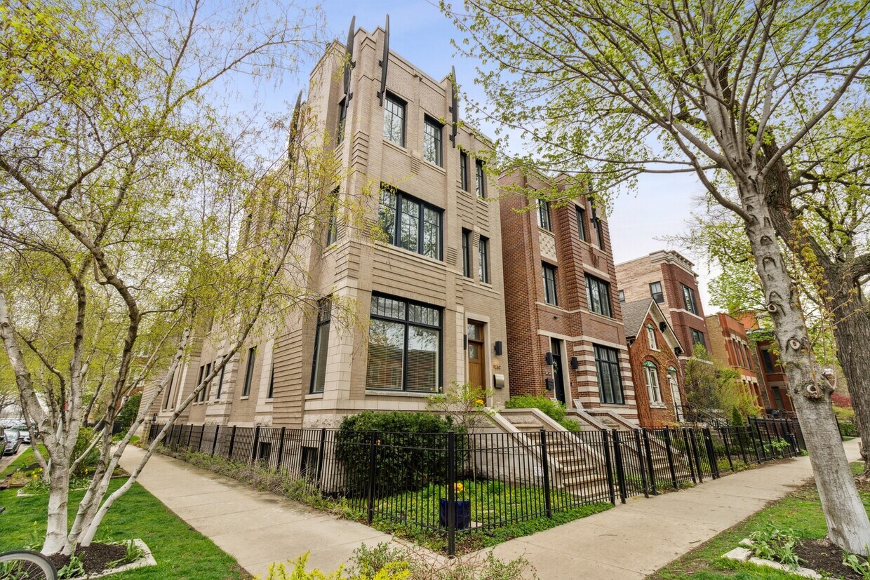 Primary Photo - 1230 N Hoyne Ave