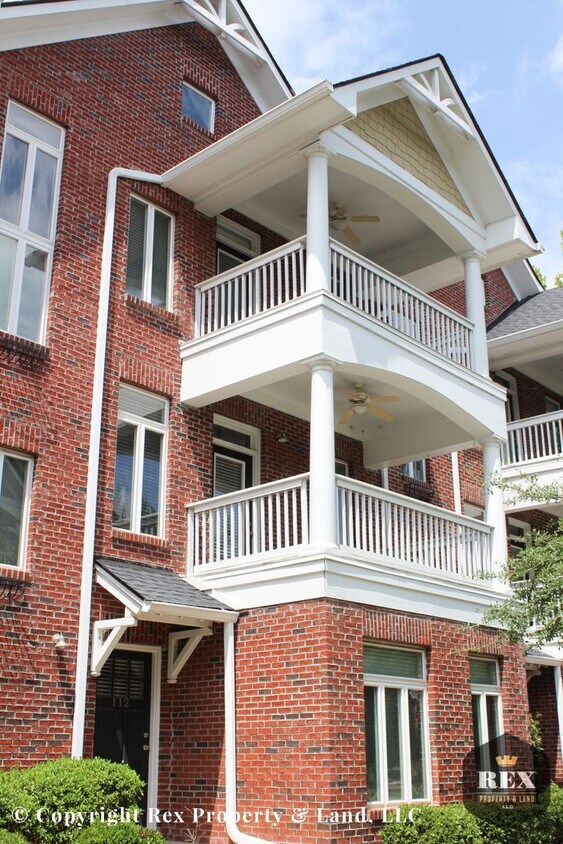 Building Photo - 3 Story Townhome, New Wood Floors, Great W...