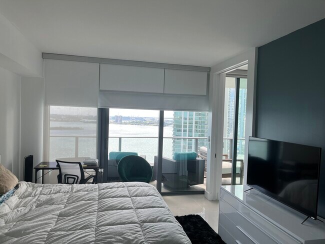 Foto del edificio - 650 NE 32nd St