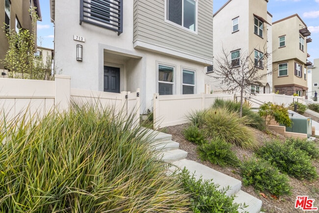 Building Photo - 713 Daniel Freeman Cir