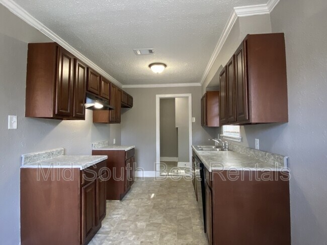 Building Photo - 2327 Longstreet Dr