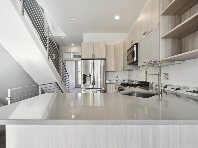 Foto del edificio - Stunning LOHI 2bd/2ba Townhome w/ Private Garage and Rooftop! Available 4/6/26!