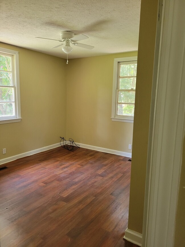 Building Photo - 502 Rosewood Dr