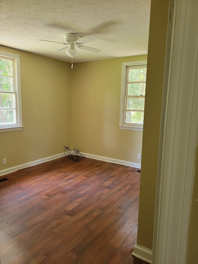 Foto del edificio - 502 Rosewood Dr