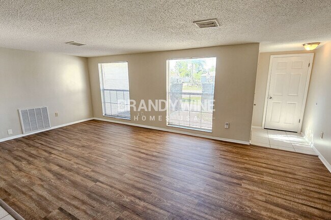 Foto del edificio - 6135 Seabreeze Dr