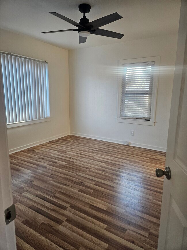 Foto del edificio - 255 E 16th St