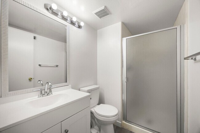 Building Photo - Spacious 2 Bedroom 2 Bathroom 3 Story Cond...