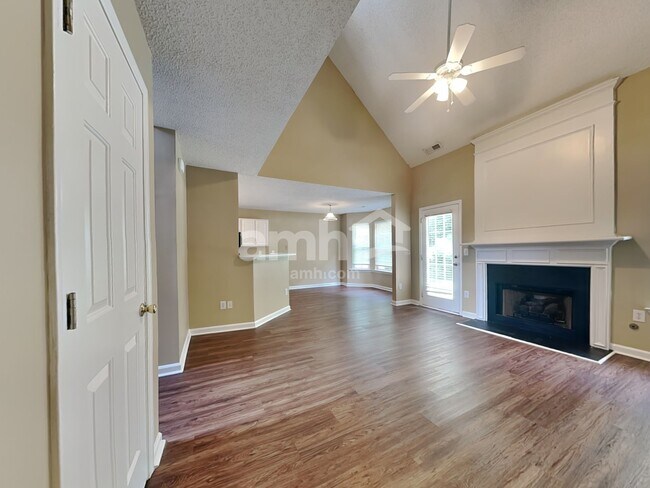 Foto del edificio - 182 Bonnie Woods Dr