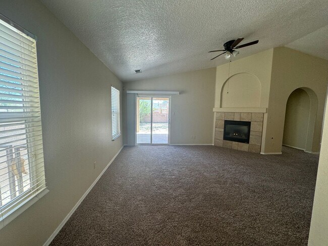 Foto del edificio - 3 bed 2bath home. All new flooring and paint!