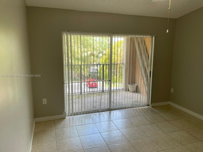 Foto del edificio - 2041 Renaissance Blvd