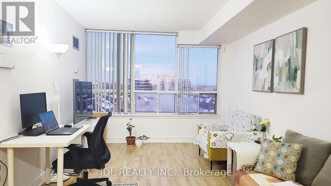 Photo du bâtiment - 25 Times Ave