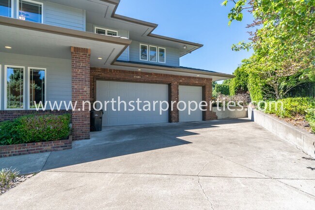 Building Photo - Spacious Retreat on Bull Mountain