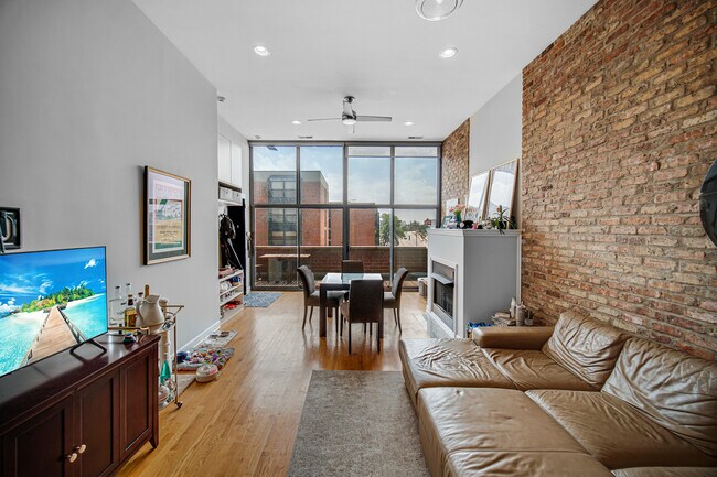 Foto del edificio - 1552 W Fullerton Ave