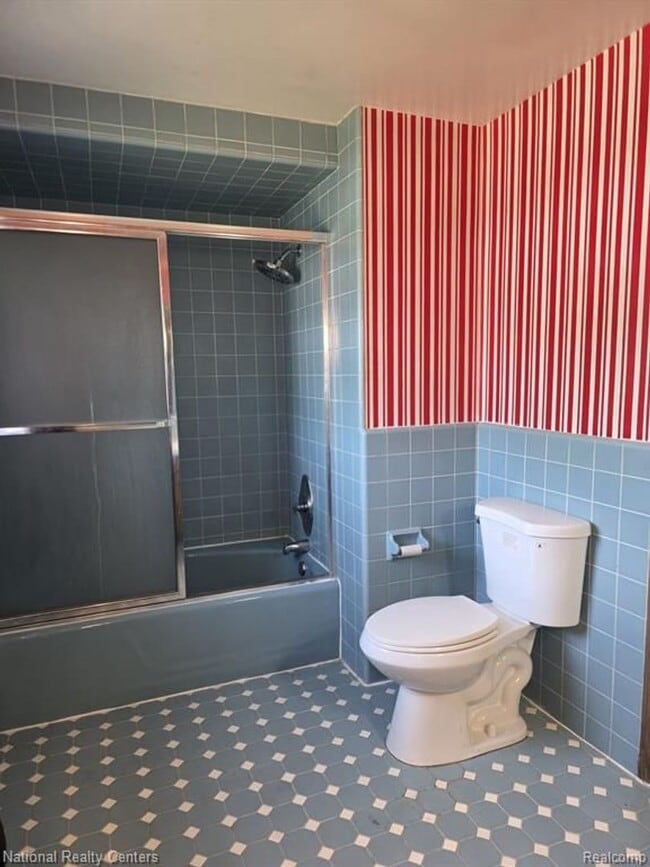 Building Photo - Spacious 4-Bedroom Colonial with Fireplace...