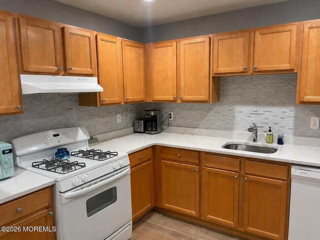 Building Photo - 210 Tulip Ln