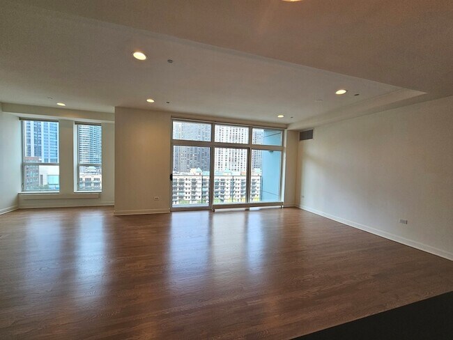 Foto del edificio - 415 E North Water St