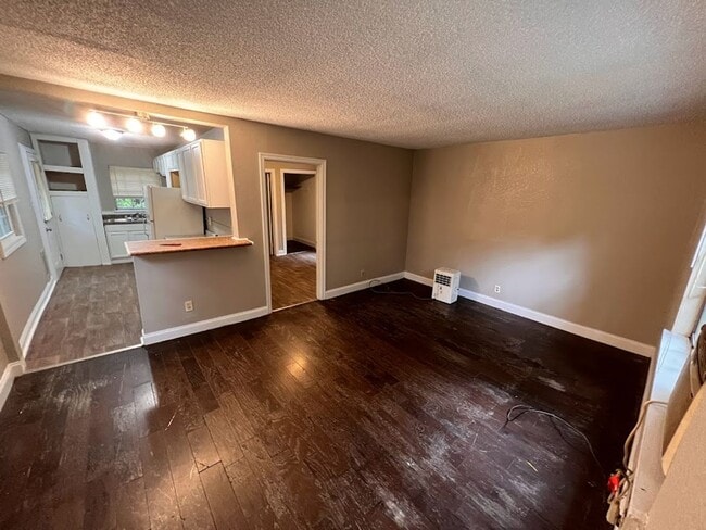 Building Photo - Home minutes away from the interstate and ...