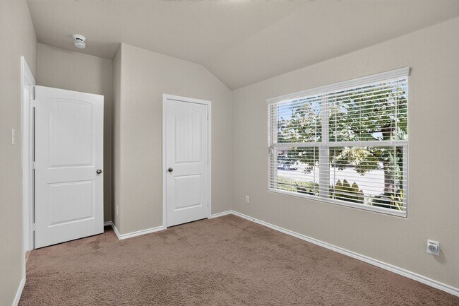 Foto del edificio - 633 River Rock Rd
