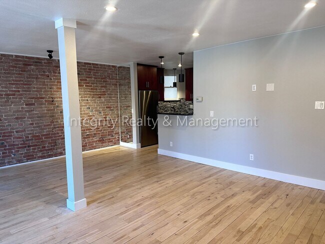 Building Photo - 1 Bed/1 Bath, 942 Sqft - 1123 N Sherman St...