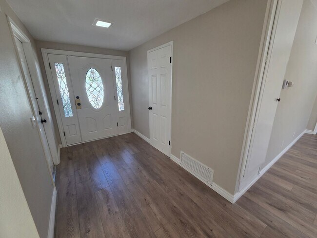 Building Photo - 3+2 Single Family Home in Thousand Oaks - ...