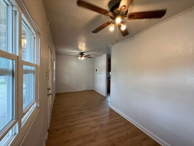 Building Photo - One bedroom, One bathroom front/back duplex. Pet Friendly! Located in Scottsbluff!