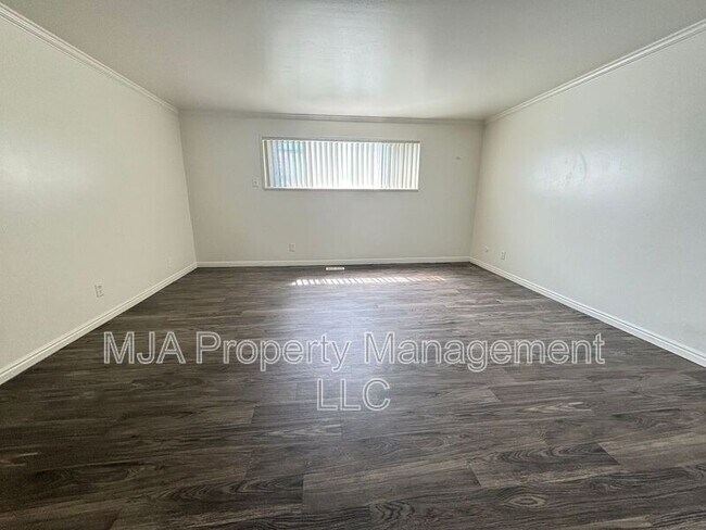 Building Photo - 1735 S Holladay Blvd