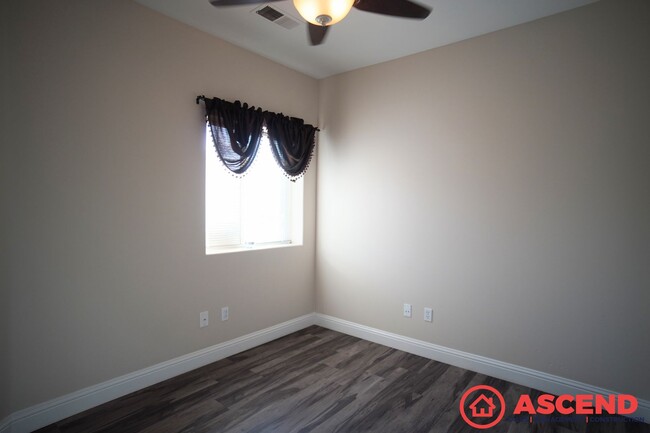 Building Photo - Great East Bakersfield Property!