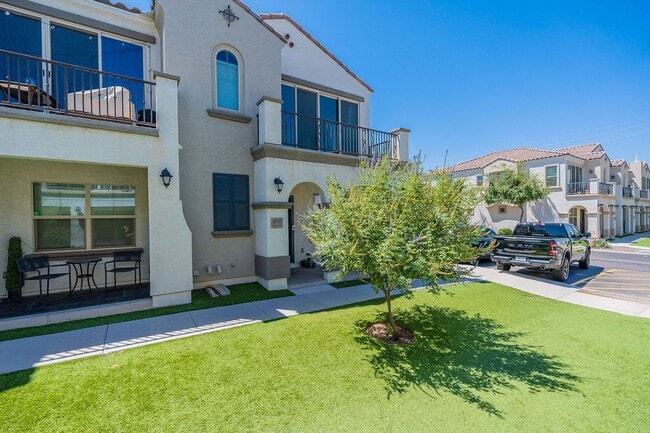 Building Photo - Gorgeous Corner Unit in Fincher Fields – L...