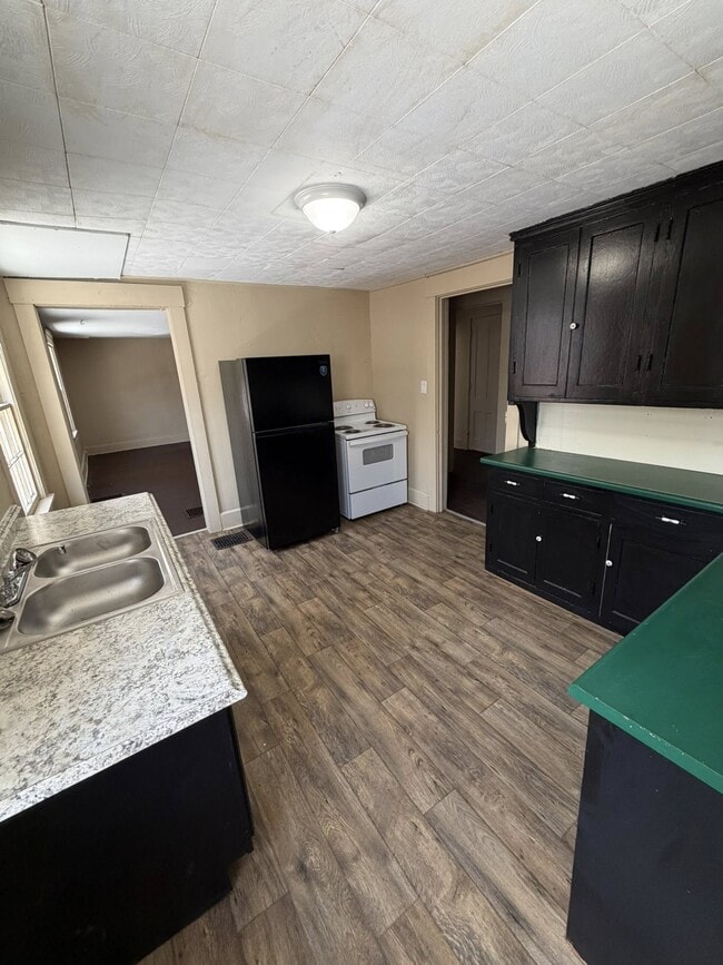 Building Photo - 1003 1/2 Sunset Ave