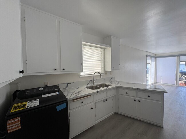 Building Photo - Gorgeous 2bd 1ba near the beach