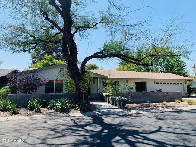 Building Photo - 4629 E Earll Dr