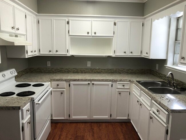 Building Photo - 3300 Green Dr