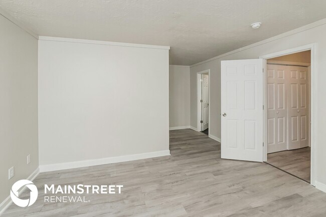 Foto del edificio - 5821 Whisper Wood Rd