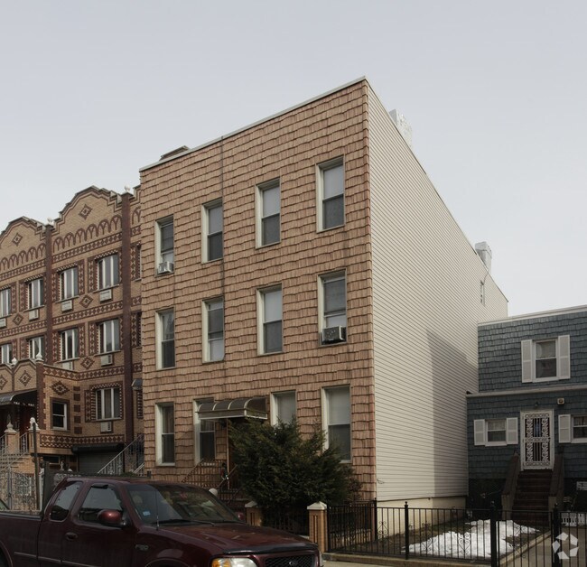 Photo - 718 Leonard St