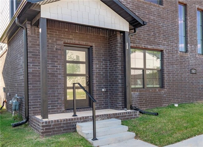 Building Photo - 987 N Crater Ave