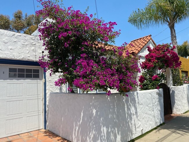 Building Photo - Elegant, Multilevel 3 Bedroom 2 Bathroom in Hillcrest / North Park with Outdoor Space