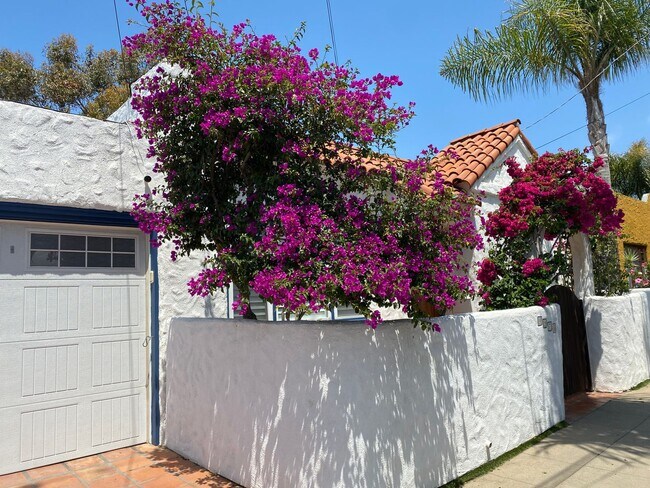 Foto del edificio - Elegant, Multilevel 3 Bedroom 2 Bathroom in Hillcrest / North Park with Outdoor Space