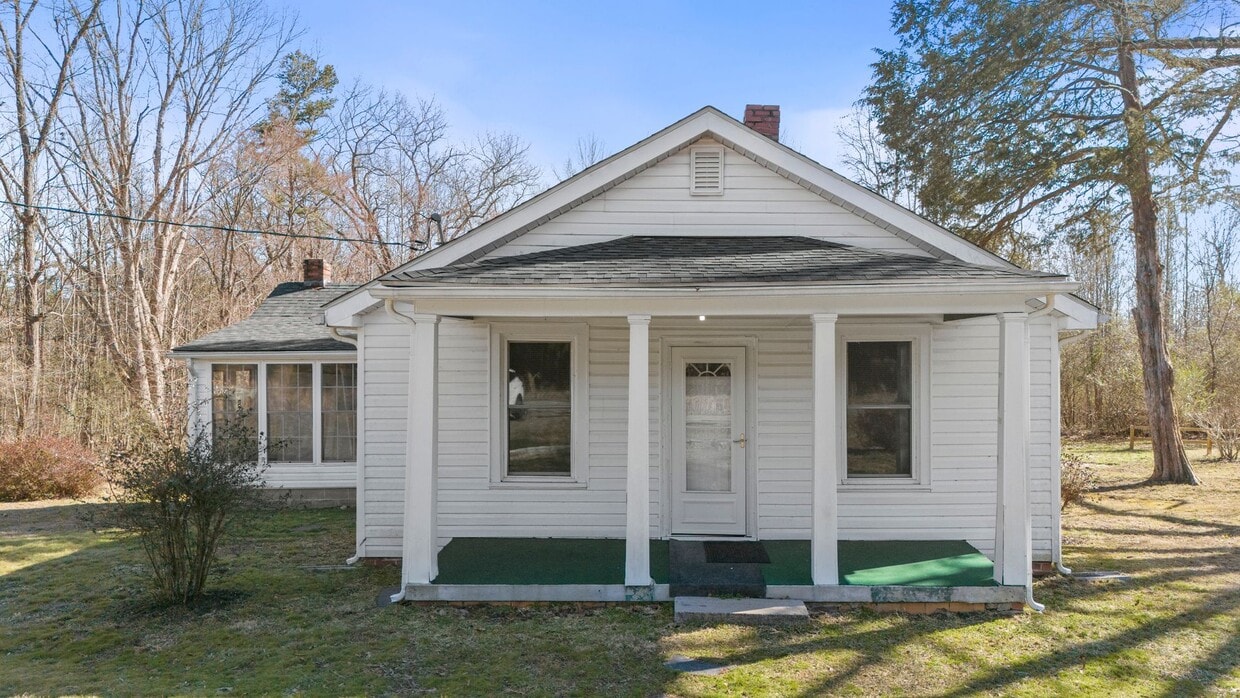 Primary Photo - 3-Bedroom Home Convenient to Farmville and...