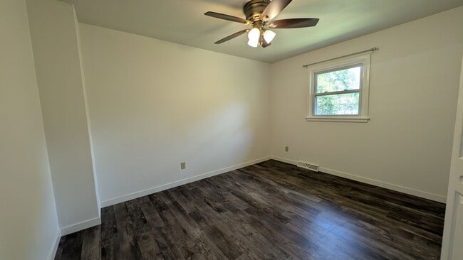 Building Photo - Charming Row-Home style Rental