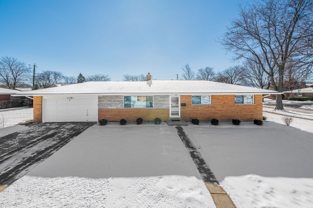 Primary Photo - 521 Berkshire Ln
