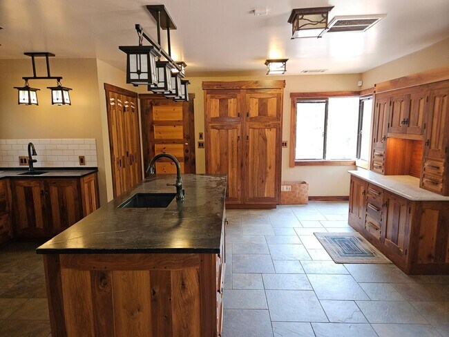 Foto del edificio - Stunning 5 Bed 3 Bath Naglee Park Home With Scenic Views