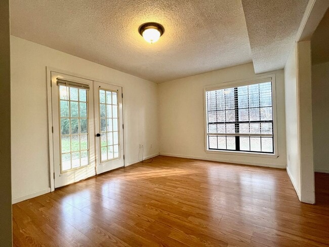 Building Photo - Large 4 Bedroom House