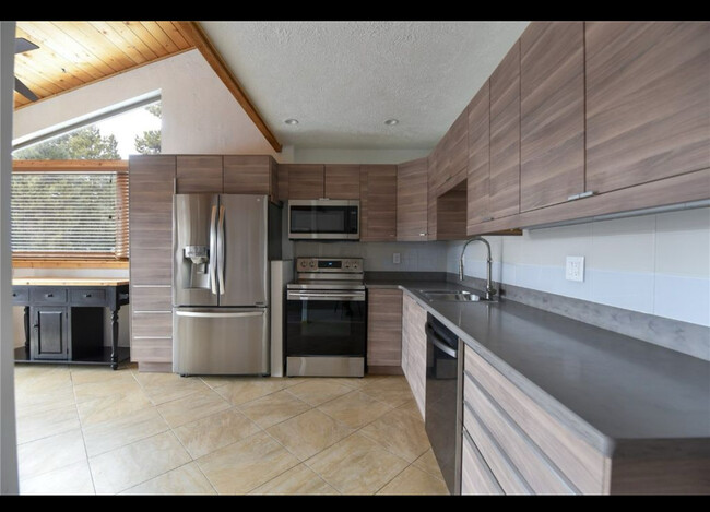 Building Photo - 166 S Fuller Placer Rd