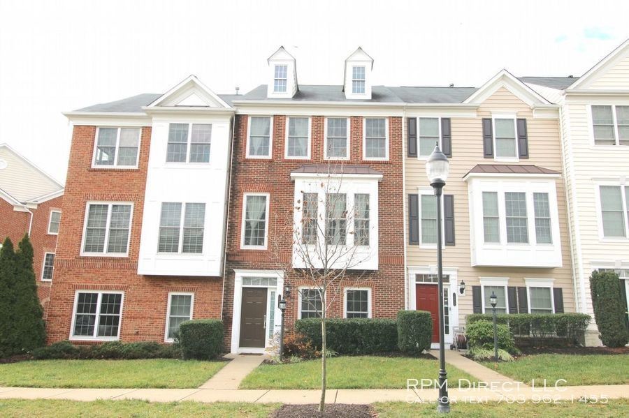 Primary Photo - Beautiful Townhouse in Potomac Club!