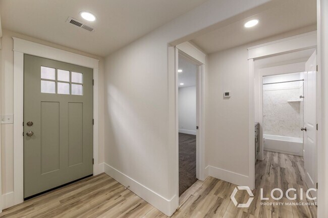 Foto del edificio - Brand New Basement Apartment With Private ...