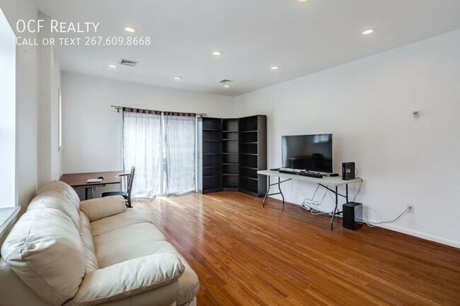 Foto del edificio - Three Bed Washington Square West Townhome