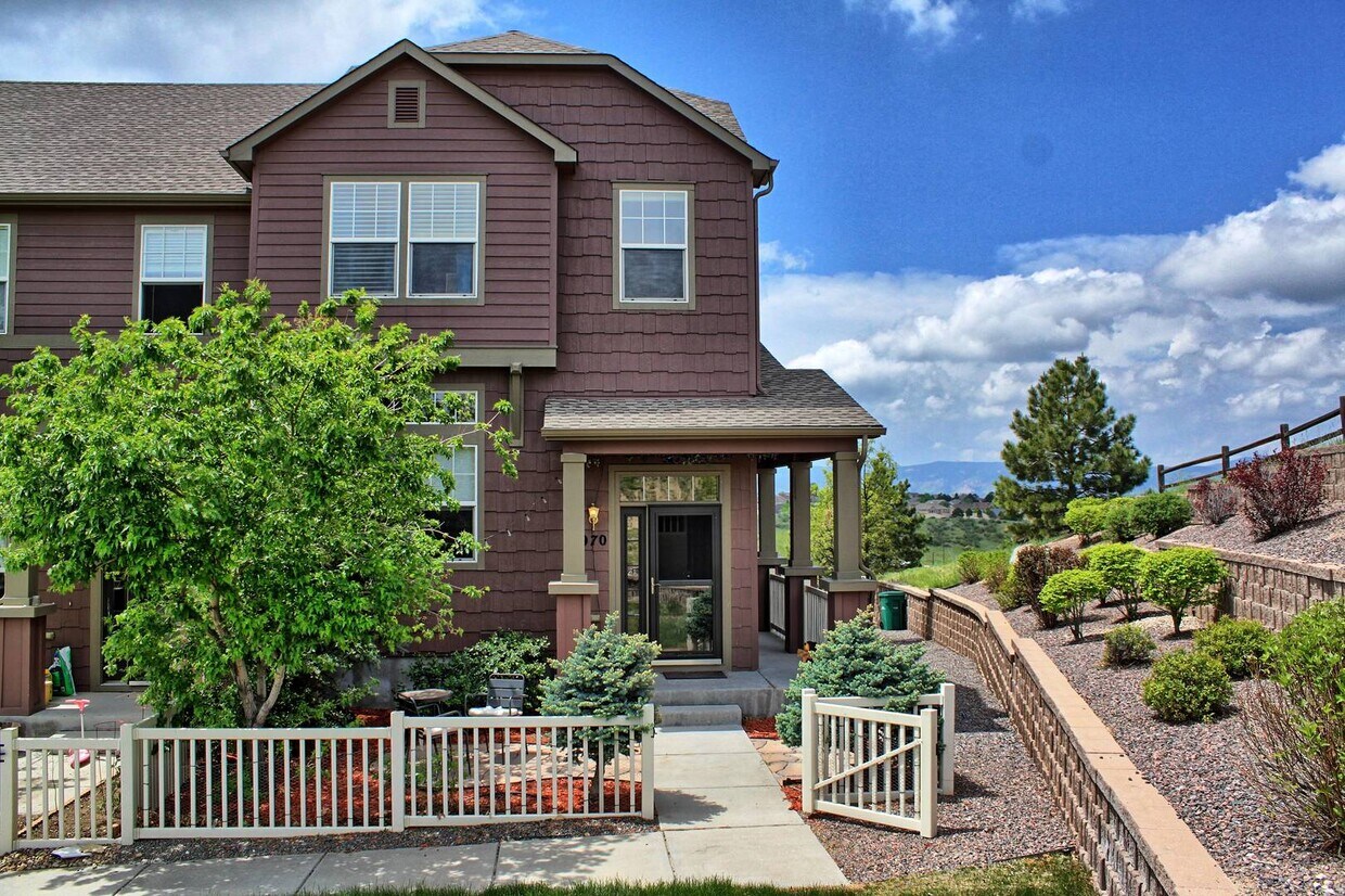 Foto principal - 3 bed 2.5 bath 2 car garage Meadows End un...