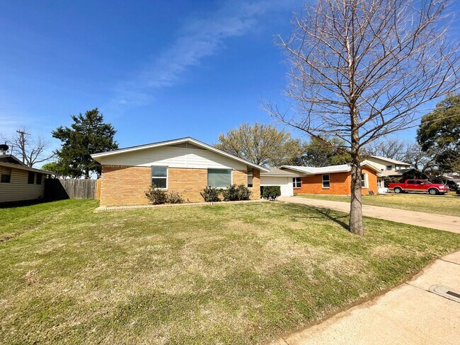 Building Photo - NEWLY REMODELED