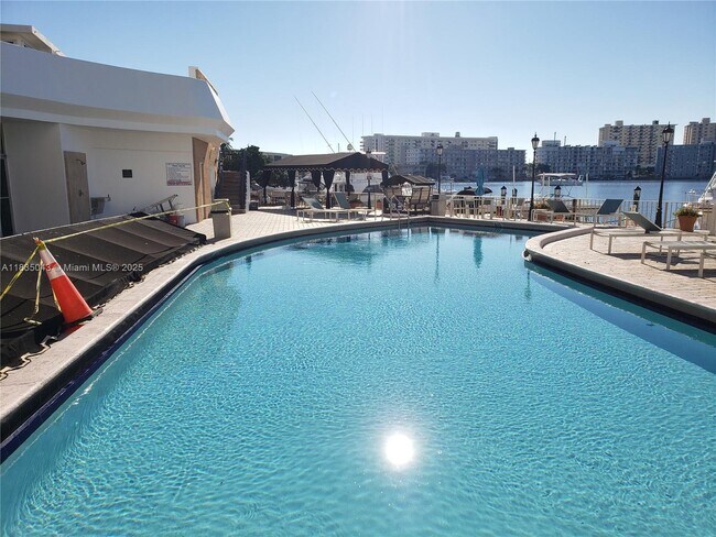 Foto del edificio - 100 Golden Isles Dr